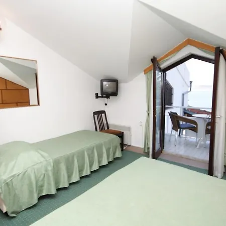 Vendégház Triple Starigrad 3335g 3*