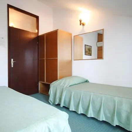 Vendégház Triple Starigrad 3335g 3*